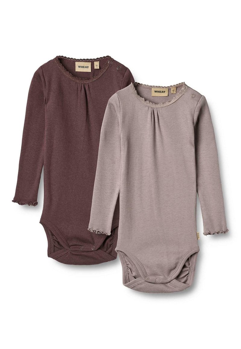 Dwa body z długimi rękawami w ciemnym mauve i jasnym taupe, z falbaniastymi krawędziami i zapięciem na guziki przy szyi. Wykonane z miękkiej, ribbowanej tkaniny.