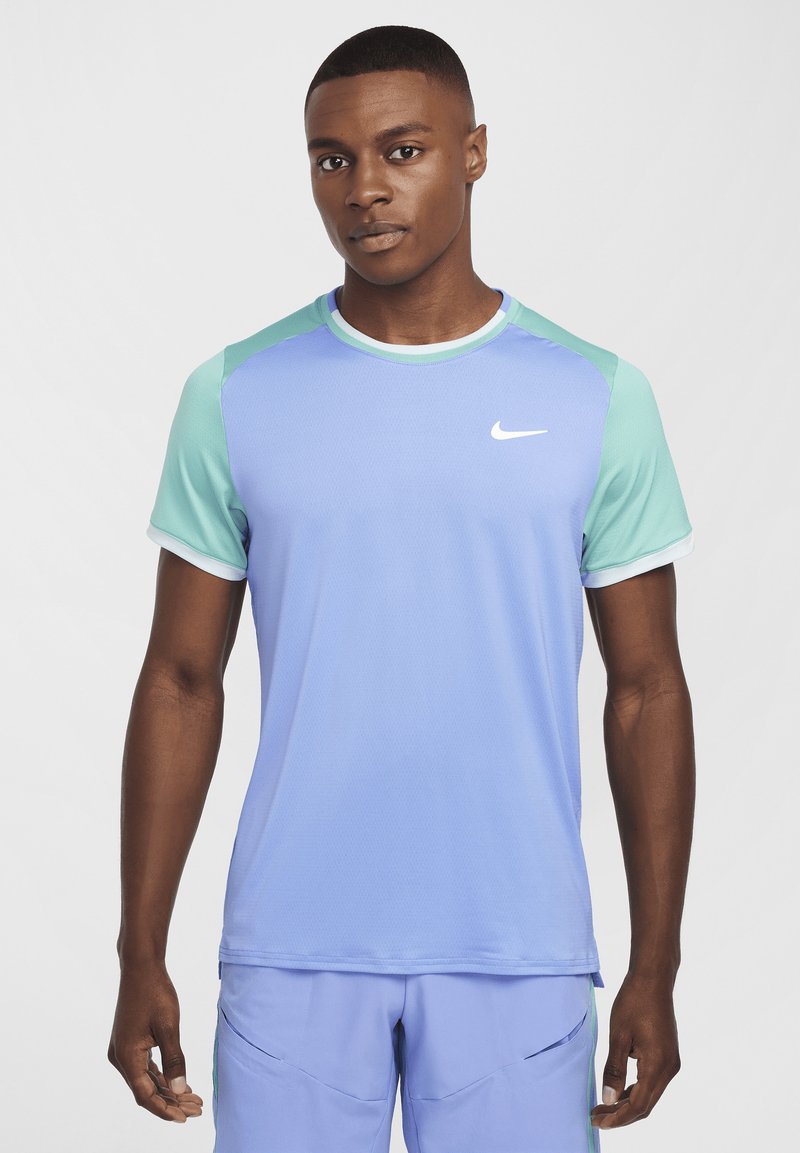 Camiseta deportiva azul claro con mangas cortas verde menta, escote redondo y logo blanco en el pecho. Textura suave, diseñada para la comodidad.