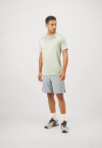 Nike Performance TEE RESET - T-skjorte til trening - jade horizon