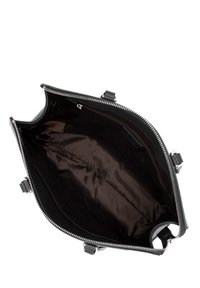 Zwarte leren tas met een brede opening, zilveren ritsluiting en een gladde binnenkant. Voorzien van afneembare schouderbanden en een ritsvak aan de binnenkant.