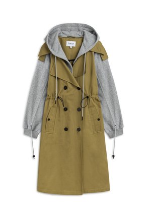 Lange olijfgroene jas met een grijze sweatshirtcapuchon, dubbele knoopsluiting, verstelbare taillekoord en zijzakken.