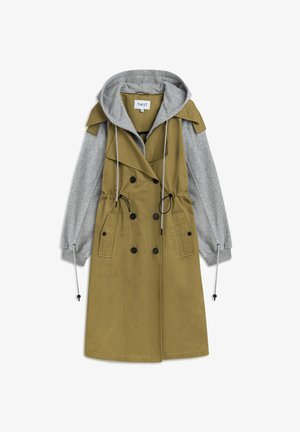 Long manteau vert olive avec capuche en sweat-shirt gris, design croisé, cordon de serrage à la taille réglable et poches latérales.