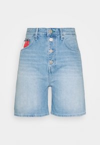 Shorts de mezclilla de tiro alto en azul claro con cierre de botones, cinco bolsillos y un acento rojo en el bolsillo izquierdo. Textura suave, diseño casual.