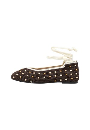 Zapato plano marrón tejido a crochet con cuentas redondas en color crema y beige, cordones blancos para envolver el tobillo y suela negra.