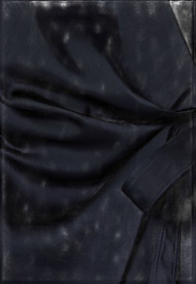 Tejido de color azul marino oscuro con una textura suave, que presenta sutiles variaciones en el sombreado y un dobladillo cosido a lo largo de los bordes.