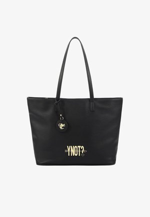 Borsa tote in pelle sintetica nera con due manici lunghi, caratterizzata da un logo dorato "Y NOT?" e un charm rotondo con un dettaglio di design.