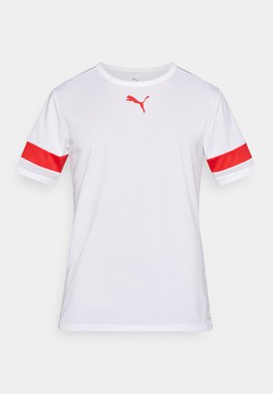 Hvit treningsskjorte med røde mesh-detaljer på korte ermer, med en rød Puma-logo på brystet. Laget av pustende stoff.