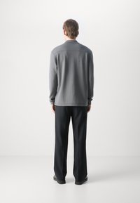 BOSS Ilgarankovis viršutinės dalies drabužis - dark grey