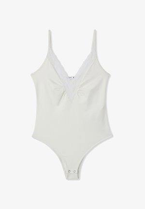 Body bianco con bordi in pizzo a scollatura a V profonda, spalline regolabili e chiusura a snap sul fondo. Tessuto dalla consistenza liscia.