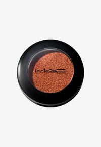 MAC-silmämeikki pyöreässä mustassa kompaktissa. Sisältää kiiltäviä kuparipigmenttejä hienolla tekstuurilla, näkyvissä läpinäkyvän kannen kautta.