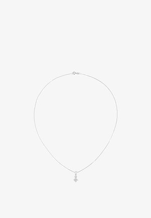 Collier en chaîne argentée avec un pendentif délicat orné d'un charme en forme de losange au centre, texture lisse, et fermeture à fermoir mousqueton.