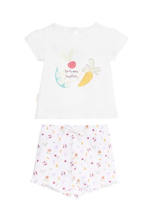 Conjunto blanco para niño pequeño con camiseta de manga corta que presenta personajes de verduras sonrientes y texto "tan felices juntos", combinado con pantalones cortos con estampado multicolor de verduras.