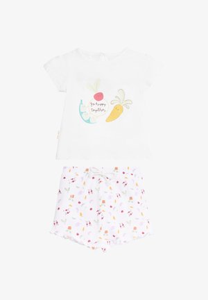 Conjunto blanco para niño pequeño con camiseta de manga corta que presenta personajes de verduras sonrientes y texto "tan felices juntos", combinado con pantalones cortos con estampado multicolor de verduras.