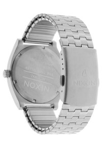 Edelstahl-Nixon-Armbanduhr mit Metallgliederband, geschlossene Schließe mit eingraviertem Logo, zeigt das Gehäuse und die Details des Bands auf der Rückseite.