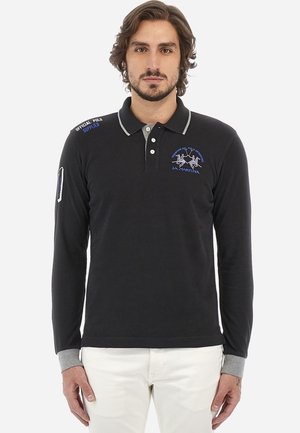 Sort langærmet polo shirt med grå krave og manchetter, med broderet logo og tekst på brystet og ærmet. Glat bomuldsstof.