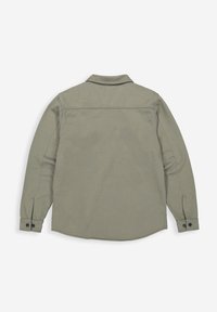 Olijfgroene overhemd met lange mouwen, een kraag en knopenmanchetten, met contrasterende stiksels en een gladde textuur. Achteraanzicht weergegeven.