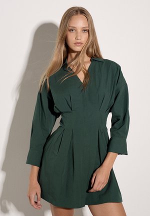 Apricot, SMOCKED SHIRT MINI DRESS - Robe chemise - green