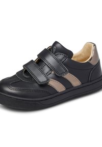 Scarpa nera in pelle con due cinturini in Velcro, dotata di dettagli dorati e tre strisce orizzontali, punta arrotondata e suola in gomma testurizzata.