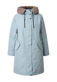 Parka azzurro chiaro con cappuccio foderato in pile marrone, tasche laterali con zip e chiusura a bottoni. Presenta una texture morbida e un design che arriva fino al ginocchio.