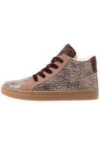 Hnědé a béžové vysoké tenisky s puntíkovaným vzorem, z jemné kůže, s hnědými šňůrkami. Gumová podrážka s texturovanými akcenty na svršku.