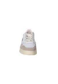 Sneaker bianco con accenti in suede beige, texture in pelle perforata, lacci piatti e suola in gomma color crema. Vista frontale.