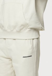 Pegador LOGO JOGGER - Træningsbukser - washed salty cream