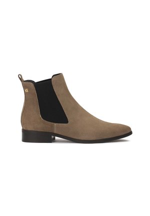 Bottines Chelsea en suede taupe avec panneaux latéraux élastiques et tirette. Talon plat noir et couture renforcée mettent en valeur le design.
