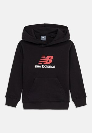 Schwarzer Hoodie für Kinder mit Fronttasche, gerippten Bündchen und rotem New-Balance-Logo über weißem Schriftzug auf der Brust.