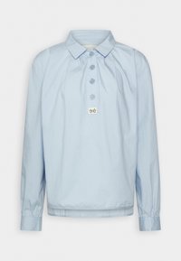 Camicia azzurra a maniche lunghe con pattina, colletto rialzato e dettagli arricciati sulle spalle. Presenta un piccolo etichetta del marchio sul davanti.
