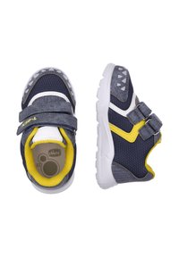 Zapatillas azules y grises con dos correas de velcro, un acento amarillo, textura de malla, cuello acolchado y suela de goma blanca.