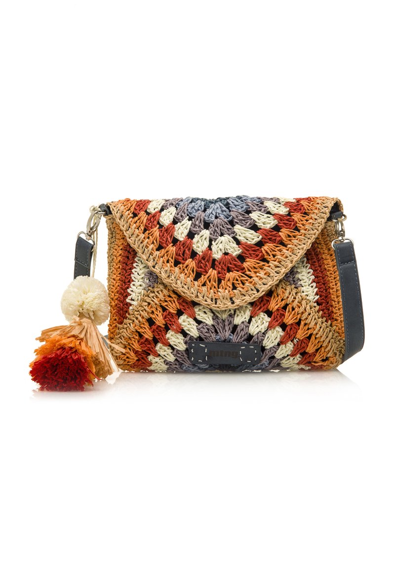 Borsa intrecciata multicolore con flap triangolare, cintura a spalla blu navy e due pompon arancioni e crema appesi di lato.