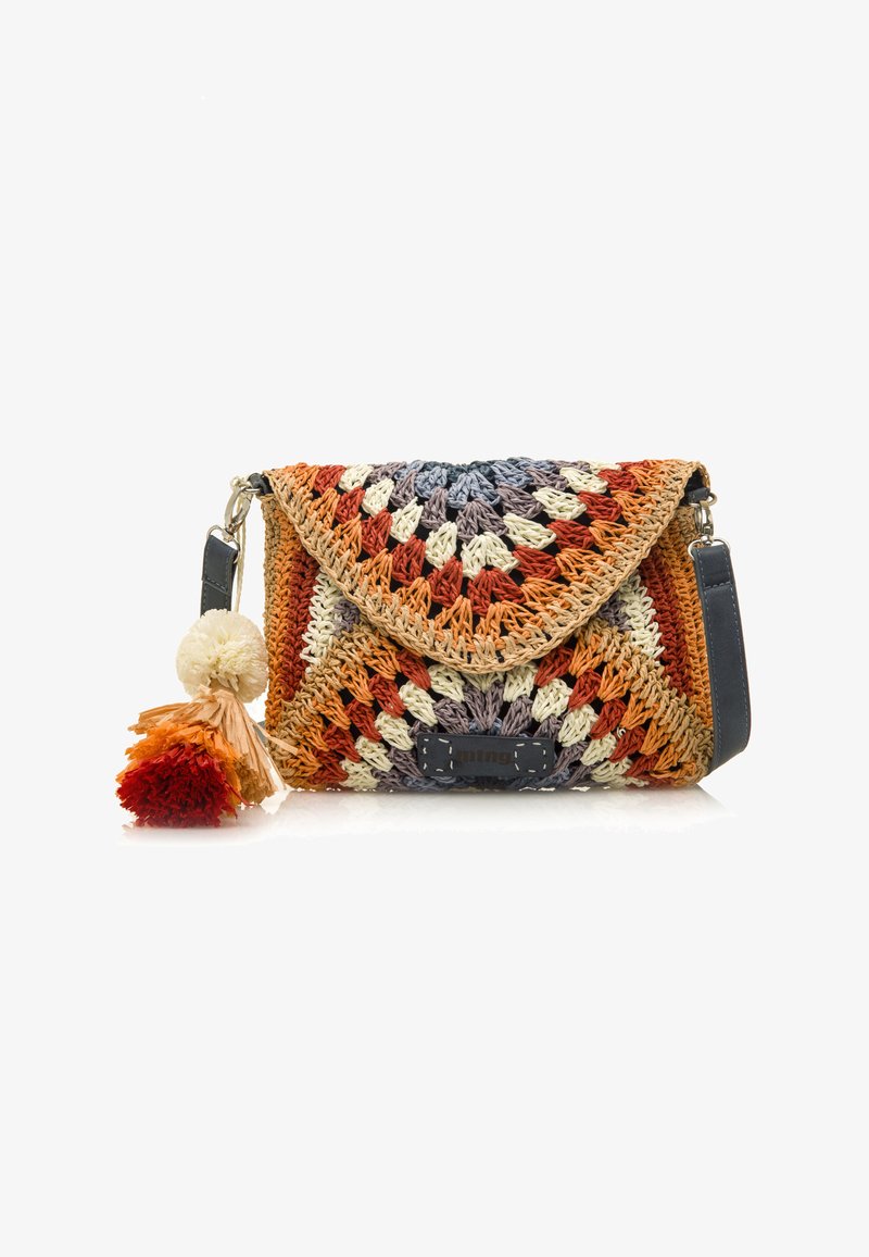 Gewebte, mehrfarbige Handtasche mit einer dreieckigen Klappe, einem marineblauen Schultergurt und zwei Quasten in Orange und Creme, die von der Seite baumeln.