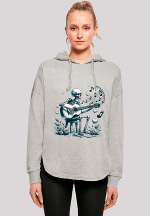 Grauer Hoodie mit lockerer Passform, der ein lebhaftes Skelett zeigt, das Gitarre spielt, umgeben von Musiknoten und Rosen.