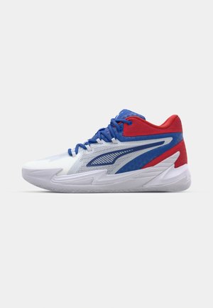 Sapatos de basquetebol com um cabedal em malha branca, realces azuis e vermelhos, detalhes texturizados e uma sola de borracha branca contornada.
