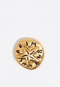 Decorazione a forma di stella marina color oro con lettere incise lungo il bordo, caratterizzata da una superficie texturizzata e accenti lisci.