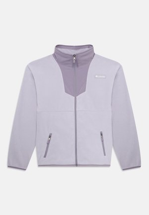 Svetlo vijolična flis jakna s visokim ovratnikom, sprednjim zadrgo in dvema stranskima žepoma. Ima kontrastno oblikovno podrobnost na prsih.