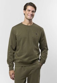 Olivengrønn genser med lange ermer, rund hals, myk tekstur, med en liten brodert logo på brystet.