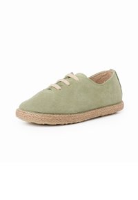 Pantof verde din suede cu vârf rotunjit, șireturi bej și talpă din jute împletit. Textură moale și design cu tăietură joasă pentru confort.