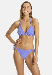 Niebiesko-biały kostium kąpielowy w paski, z trójkątnym biustonoszem i majtkami z wiązaniem po bokach, z falbaniastymi krawędziami i regulowanymi ramiączkami.