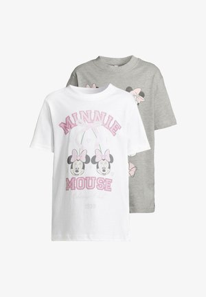 Fehér pamut póló Minnie Mouse grafikával rózsaszín és fekete színben. Beigazítva bézs cargo nadrággal és fehér sportcipővel.