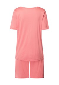 Kortearmpjes, ronde hals, roze loungewear set bestaande uit een losse top en bijpassende shorts, gemaakt van zachte katoenen stof.
