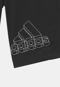 Zwarte katoenen shorts met een geometrisch wit Adidas-logo. Kenmerkt zich door een gladde textuur en een gestikte zoom, met een modern, minimalistisch ontwerp.
