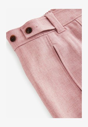 Roza krojena hlače od teksturiranog materijala, s dva smeđa dugmeta na struku i jednim bočnim džepom.