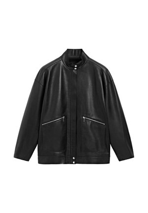 Zwarte leren jas met een opstaande kraag, drukknoopsluiting aan de voorkant en twee met ritsen afsluitbare zakken. Heeft een gladde textuur en een losse pasvorm.