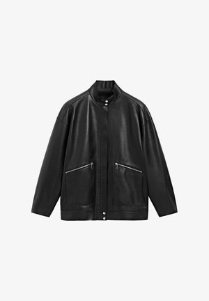 Czarna skórzana kurtka z kołnierzem typu stójka, zapięciem na zatrzaski z przodu oraz dwoma kieszeniami na zamek. Charakteryzuje się gładką fakturą i luźnym krojem.
