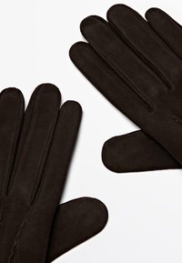Guanti in suede marrone con cinque dita, caratterizzati da una texture liscia, punte arrotondate e dettagli di cucitura discreti. Nessun hardware o accento visibile.