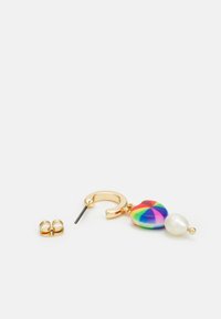 Brinco de argola dourada com um pingente de coração multicolorido e uma pérola branca, apresentando um acabamento texturizado e brilhante, com formas contrastantes.
