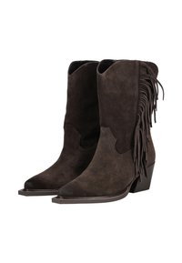 Botas de cowboy de ante marrón con punta afilada y tacón apilado. Presentan flecos en los laterales del eje exterior.