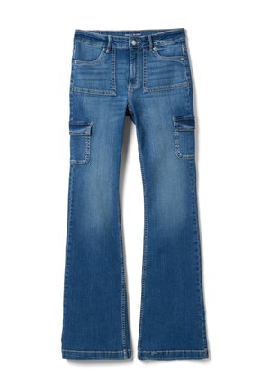 Vaqueros cargo de mezclilla azul con bolsillos delanteros de parche, bolsillos cargo con solapa en los laterales y corte de pierna acampanada.