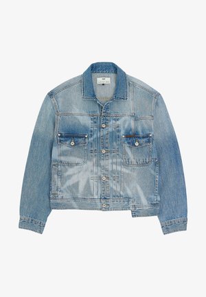 Lyseblå denimjakke med knappelukking, to brystlommer med klaff og lange ermer, med falmede og slitte detaljer.